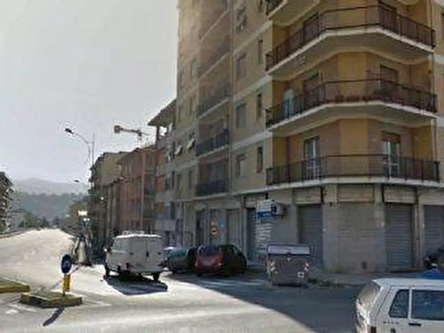 Immagine 1 di Locale commerciale in affitto  a Cosenza