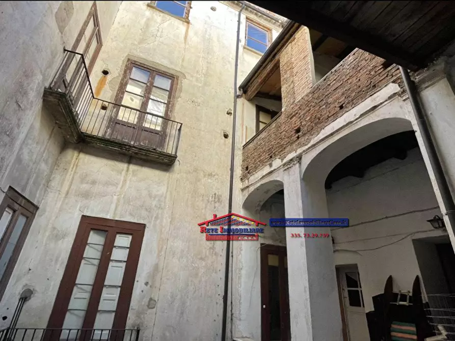 Immagine 1 di Palazzo in vendita  a Cosenza