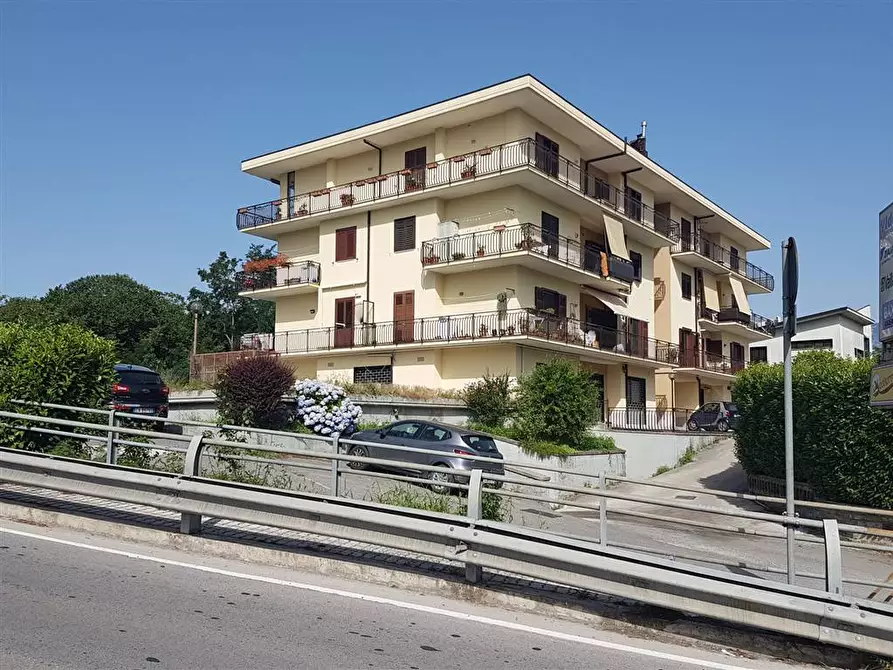 Immagine 1 di Negozio in affitto  in via Cesinali a Atripalda