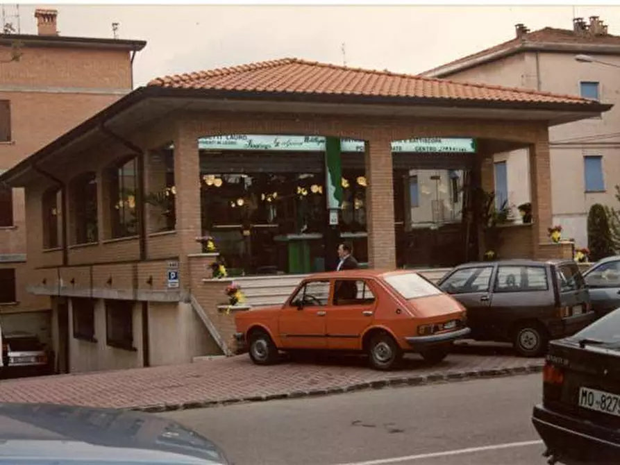 Immagine 1 di Negozio in vendita  a Modena