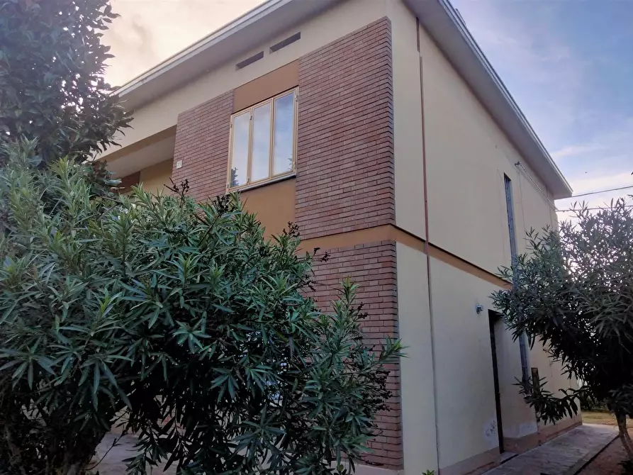 Immagine 1 di Villa in vendita  a Mirandola