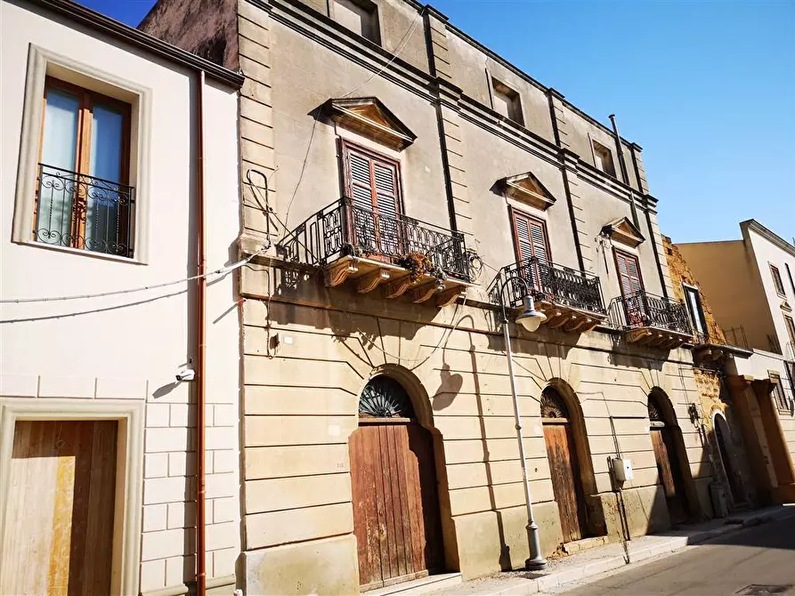 Immagine 1 di Palazzo in vendita  in via Roma a Menfi