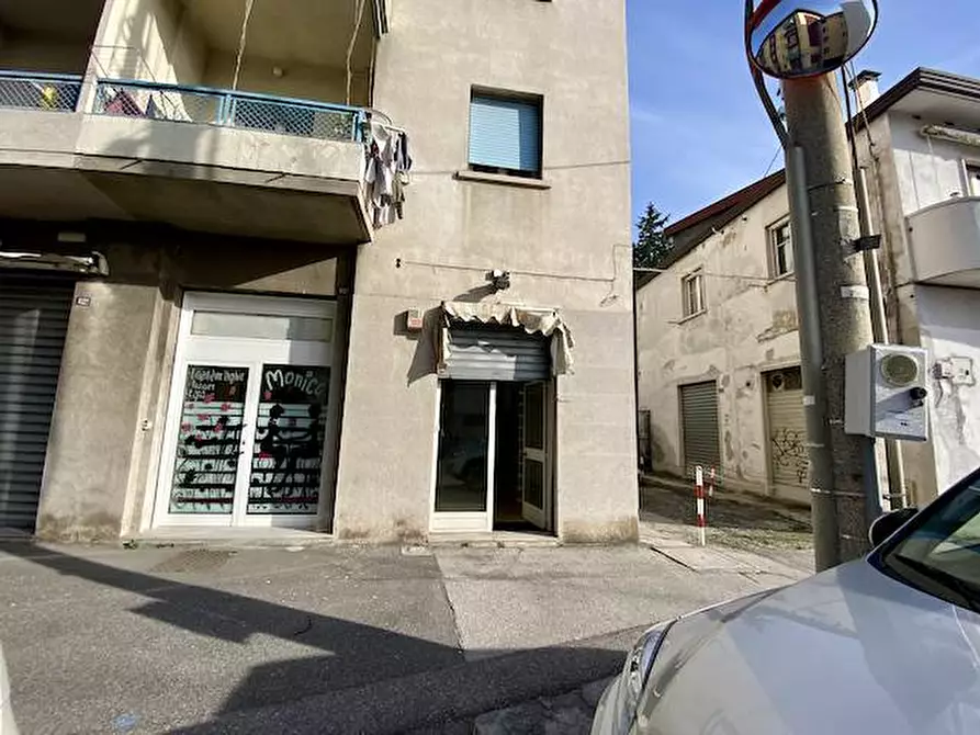 Immagine 1 di Attività commerciale in affitto  a Trieste