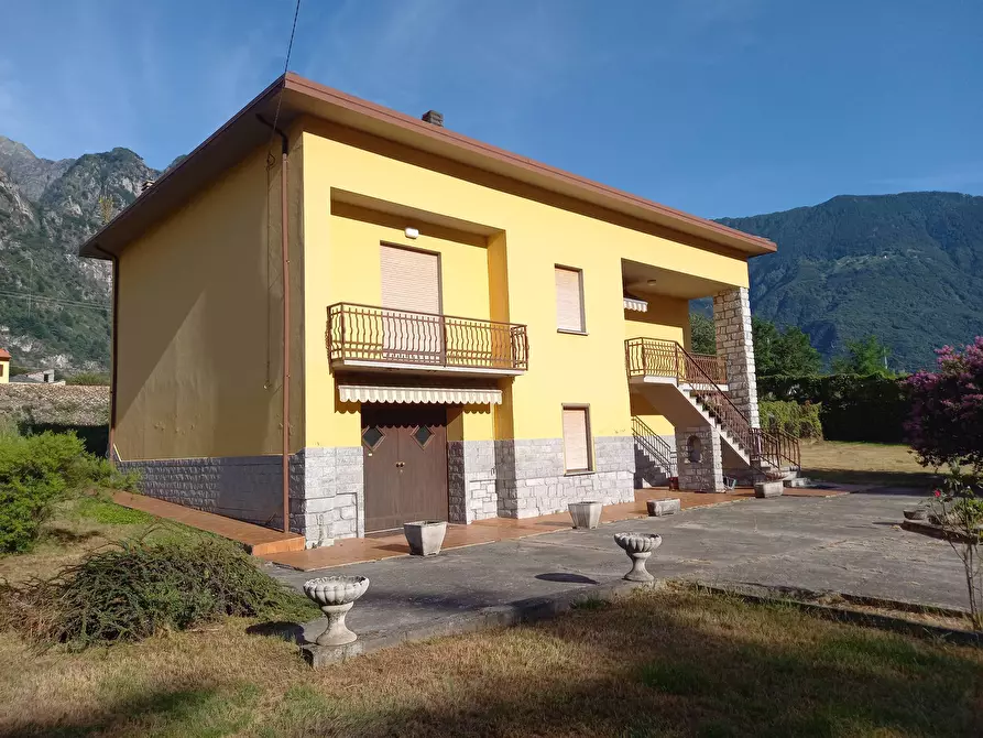 Immagine 1 di Casa indipendente in vendita  in Piazzale al lago a Novate Mezzola