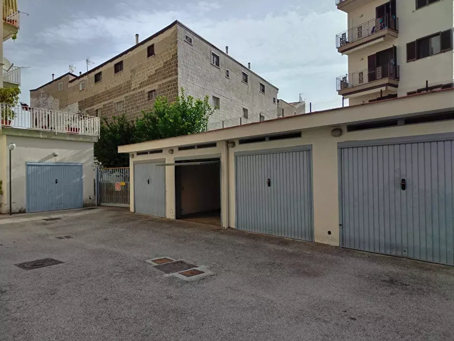 Immagine 1 di Locale commerciale in vendita  in VIA E. RICCIARDI a Santa Maria Capua Vetere