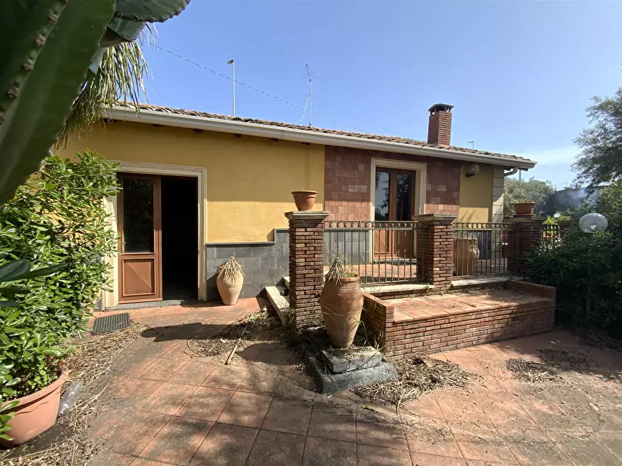 Immagine 1 di Villa in vendita  in VIA MONTEVERDE a Gravina Di Catania