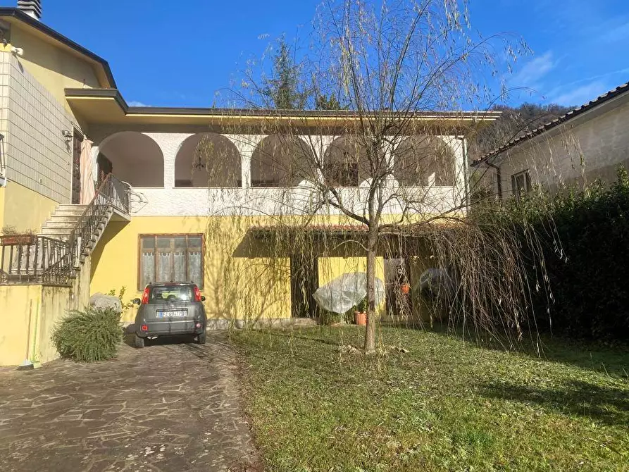 Immagine 1 di Villa in vendita  a Pescaglia