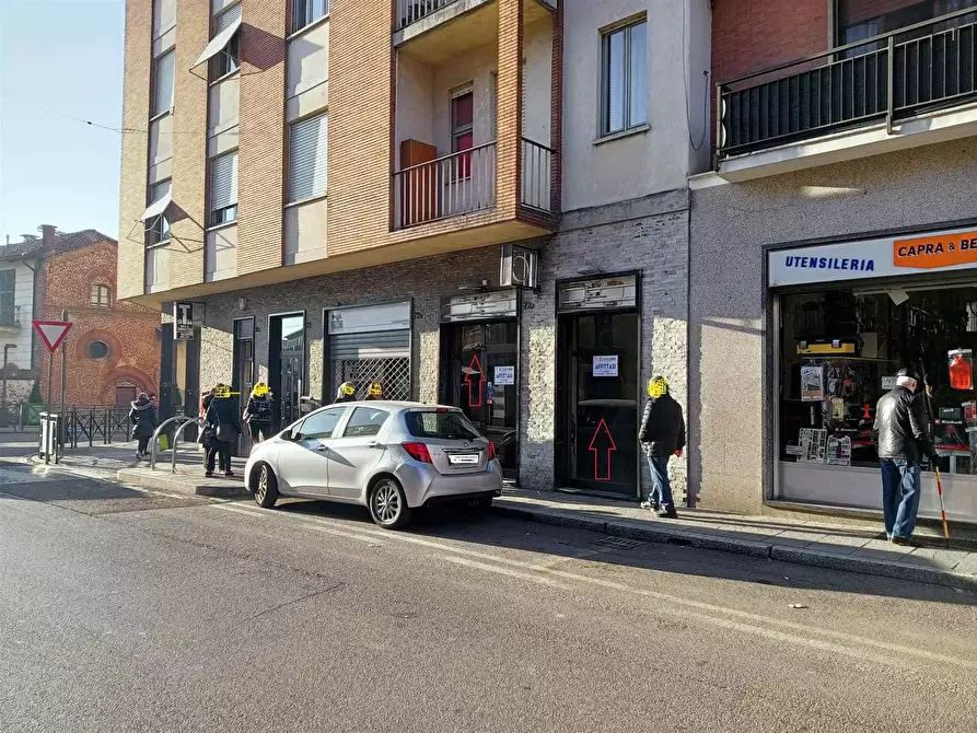 Immagine 1 di Negozio in affitto  in Via Vittorio Emanuele, a Chieri