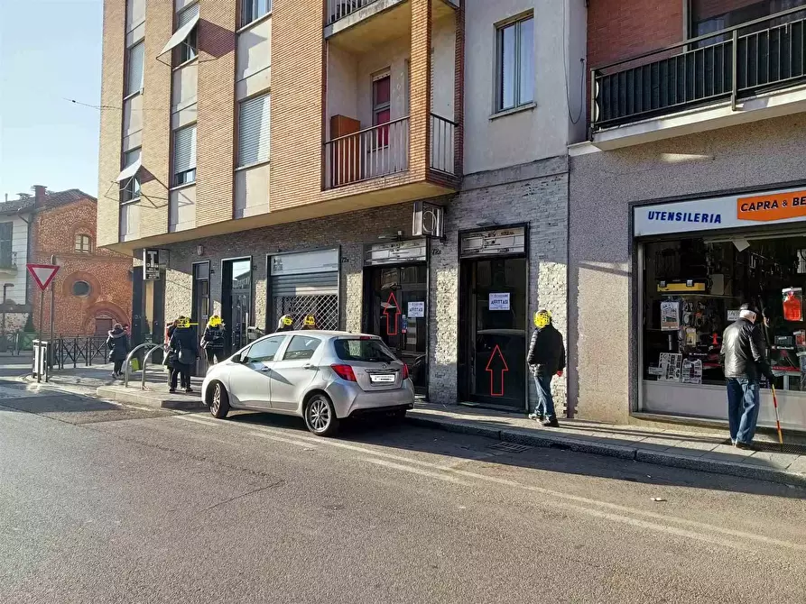 Immagine 1 di Negozio in affitto  in Via Vittorio Emanuele a Chieri