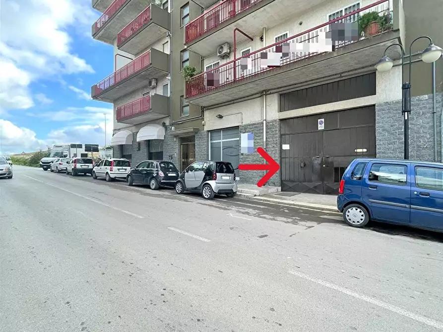 Immagine 1 di Locale commerciale in vendita  in VIA BOVIO a Canosa Di Puglia