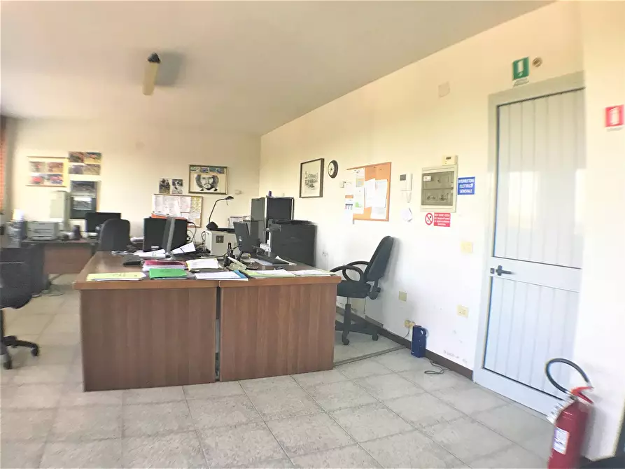 Immagine 1 di Ufficio in vendita  a Cecina