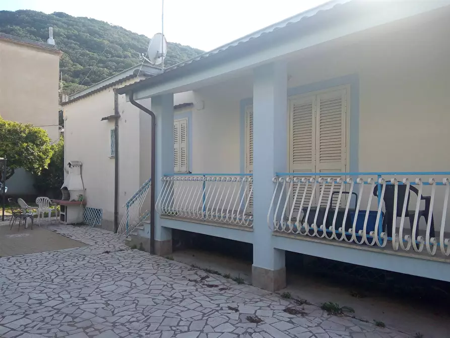 Immagine 1 di Villa in vendita  in via Sabaudia a San Felice Circeo