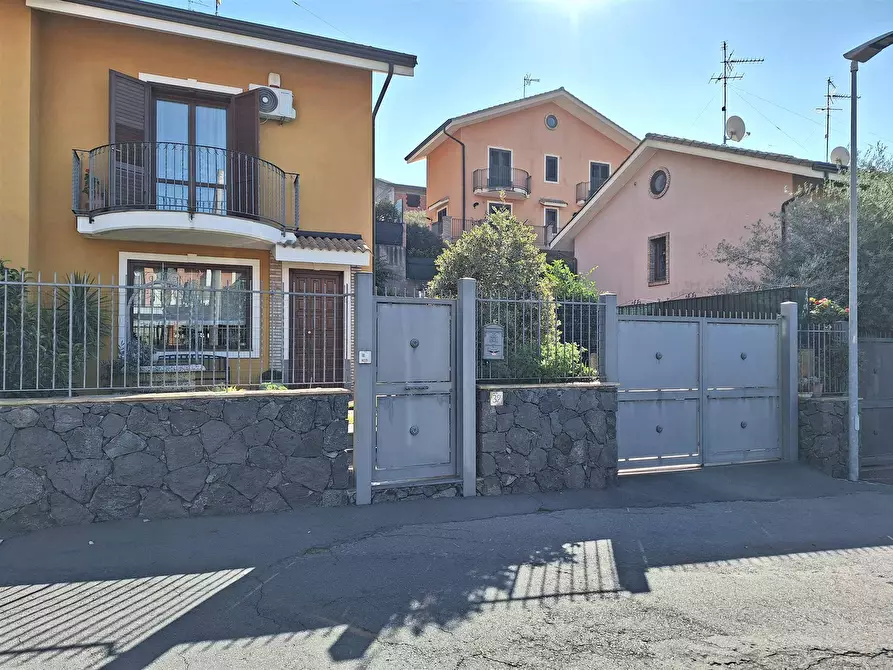 Immagine 1 di Villa in vendita  in Via Grazia Deledda a Trecastagni