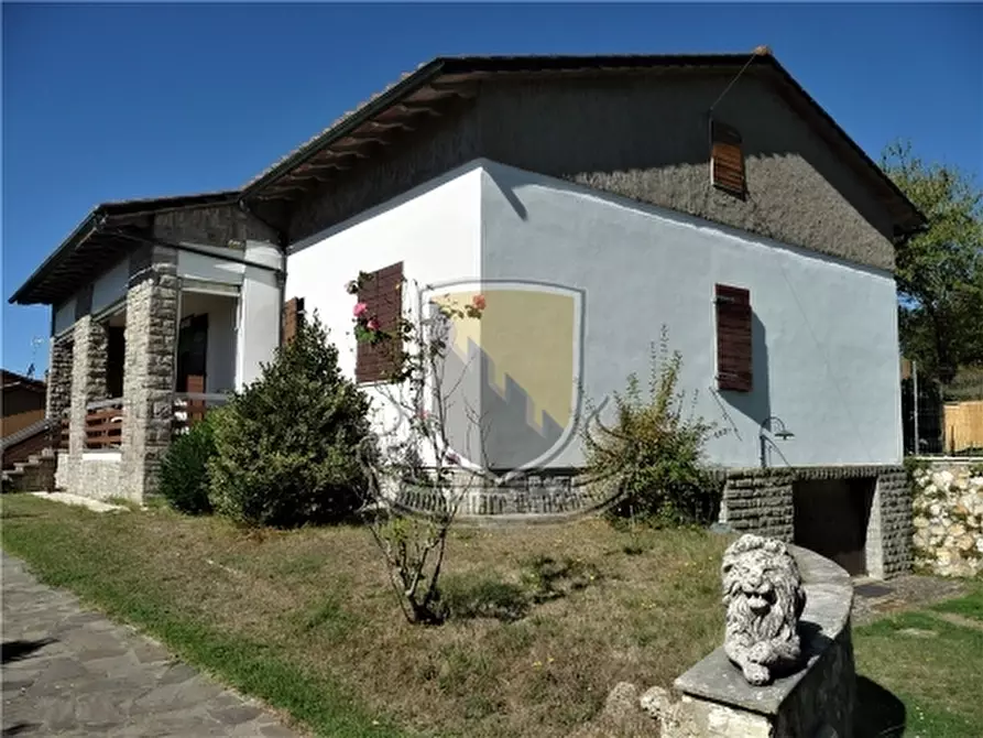 Immagine 1 di Villa in vendita  in MONTICIANO a Monticiano
