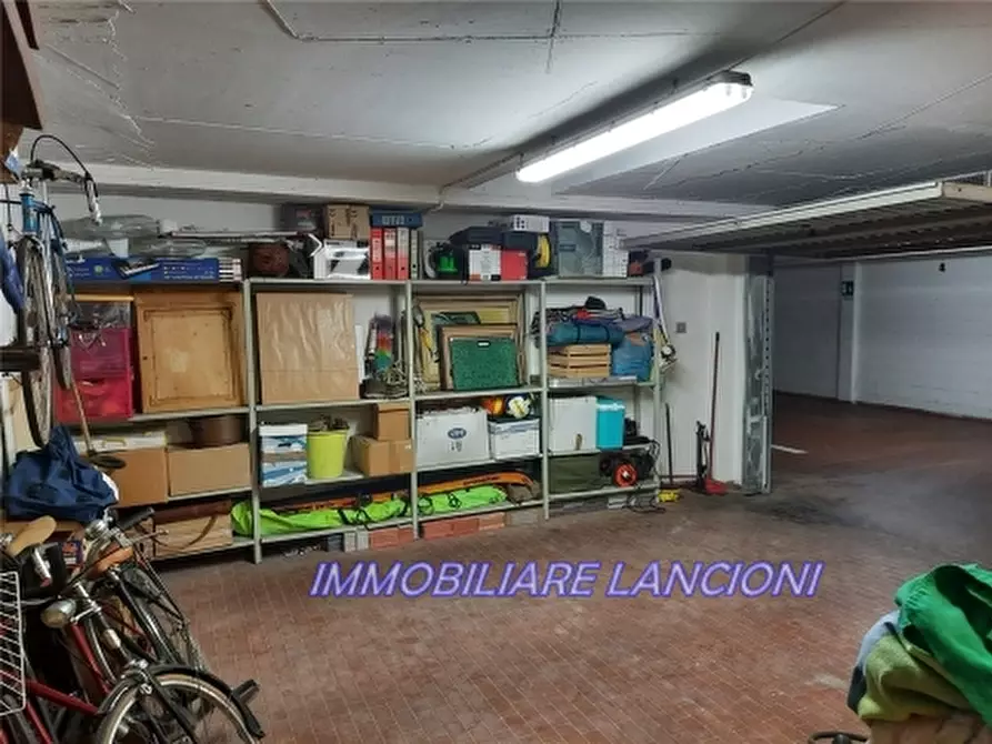 Immagine 1 di Locale commerciale in vendita  in PIAZZA GRAMSCI a Scandicci