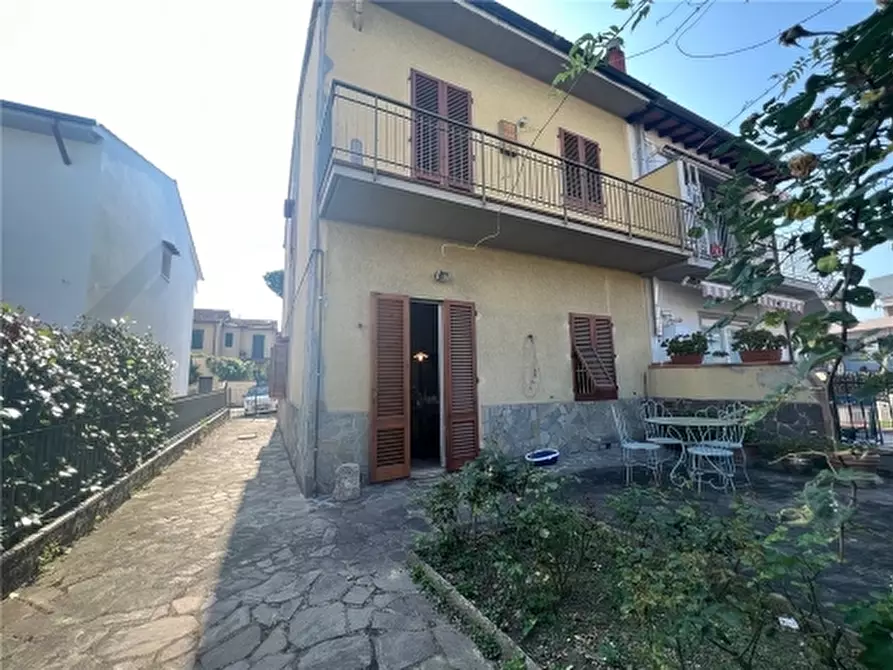 Immagine 1 di Villa in vendita  in VIA FRATELLI STUPARICH a Firenze