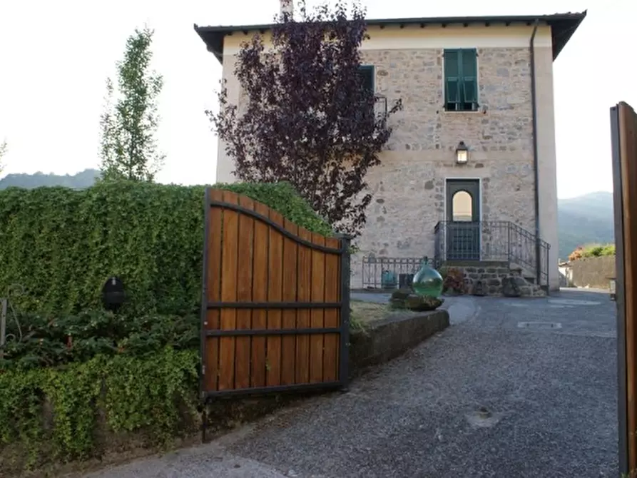 Immagine 1 di Villa in vendita  a Casola In Lunigiana