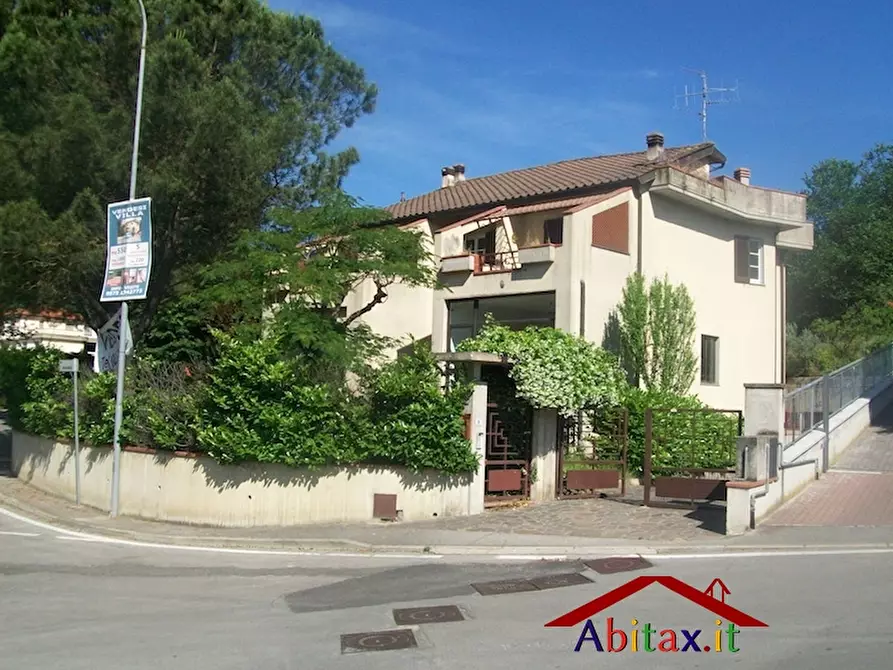 Immagine 1 di Villa in vendita  in Via Grazia Deledda a Cavriglia