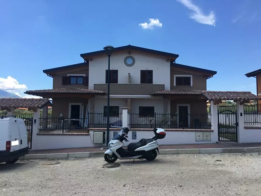 Immagine 1 di Villa in vendita  in Contrada Tratturo a Abbateggio