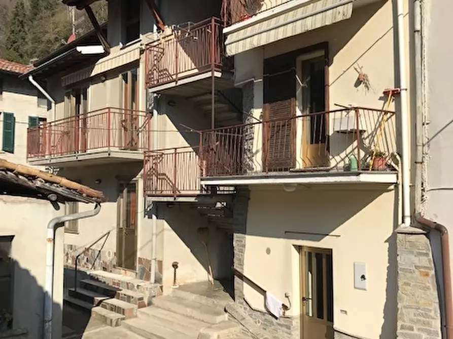 Immagine 1 di Casa indipendente in vendita  in Via Roma a Valbrona