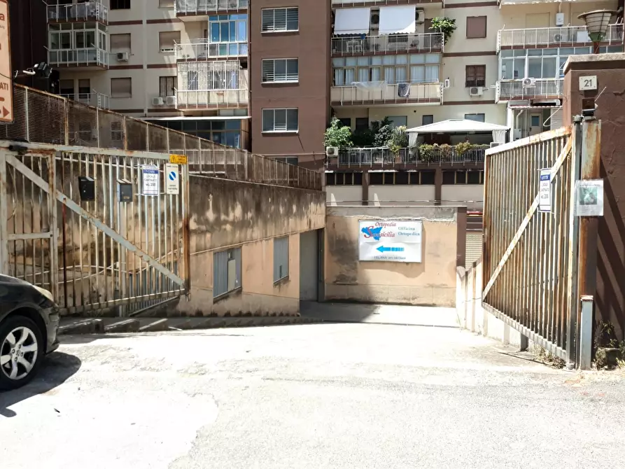 Immagine 1 di Negozio in affitto  in Via Francesco Angelitti a Palermo