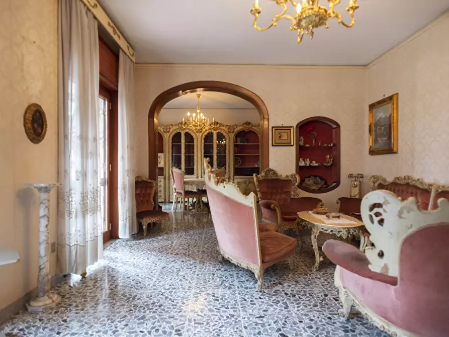 Immagine 1 di Appartamento in vendita  in via san domenico a Napoli