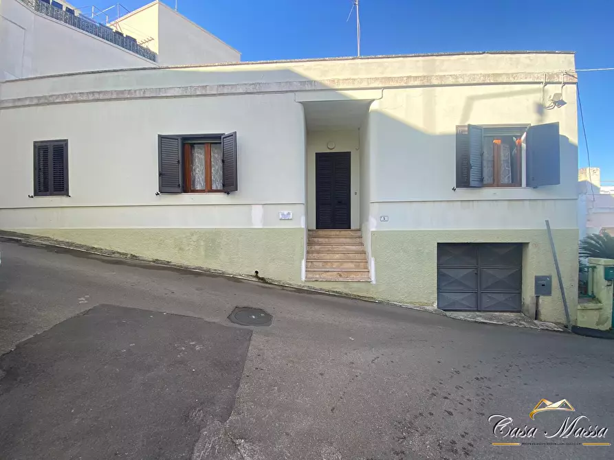 Immagine 1 di Villa in vendita  in Via Masaniello a Acquarica Del Capo