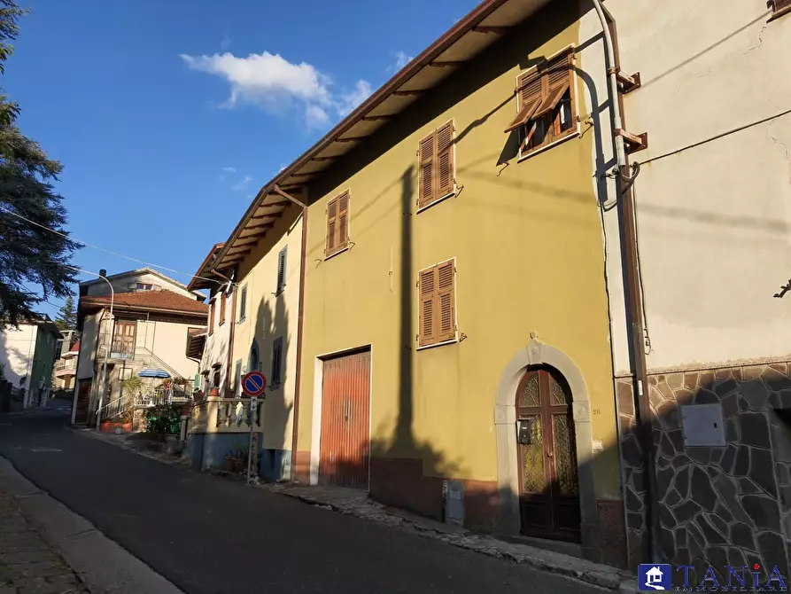 Immagine 1 di Casa indipendente in vendita  in via roma a Comano