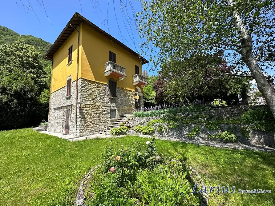 Immagine 1 di Villa in vendita  in Via Roma a Valbrona