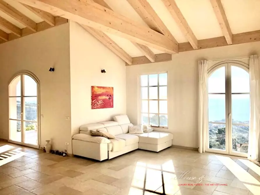 Immagine 1 di Villa in vendita  a San Remo