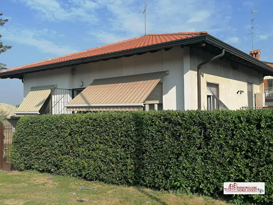 Immagine 1 di Villa in vendita  in via Enrico Fermi a Parabiago