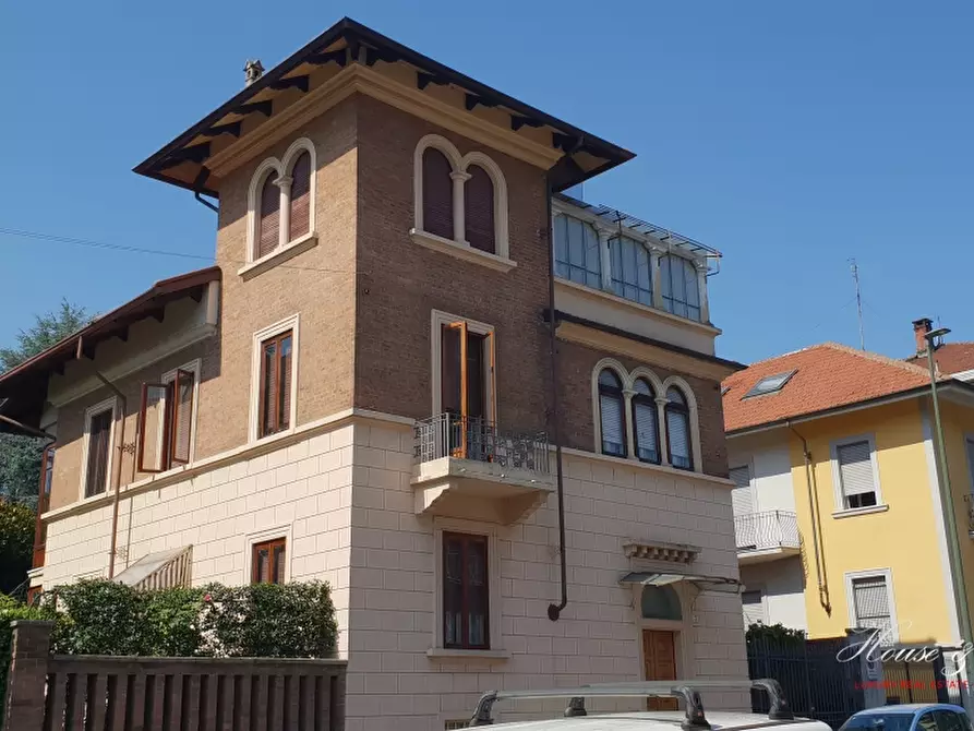 Immagine 1 di Villa in vendita  a Torino