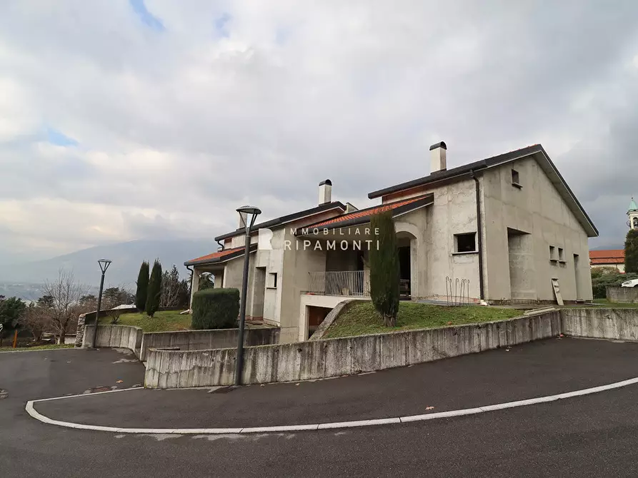 Immagine 1 di Villa in vendita  in Via Piave a Oggiono