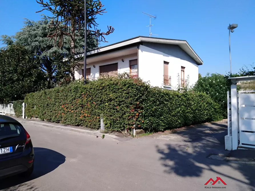 Immagine 1 di Villa in vendita  a Buccinasco