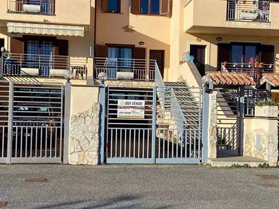 Immagine 1 di Villa in vendita  a Montopoli Di Sabina