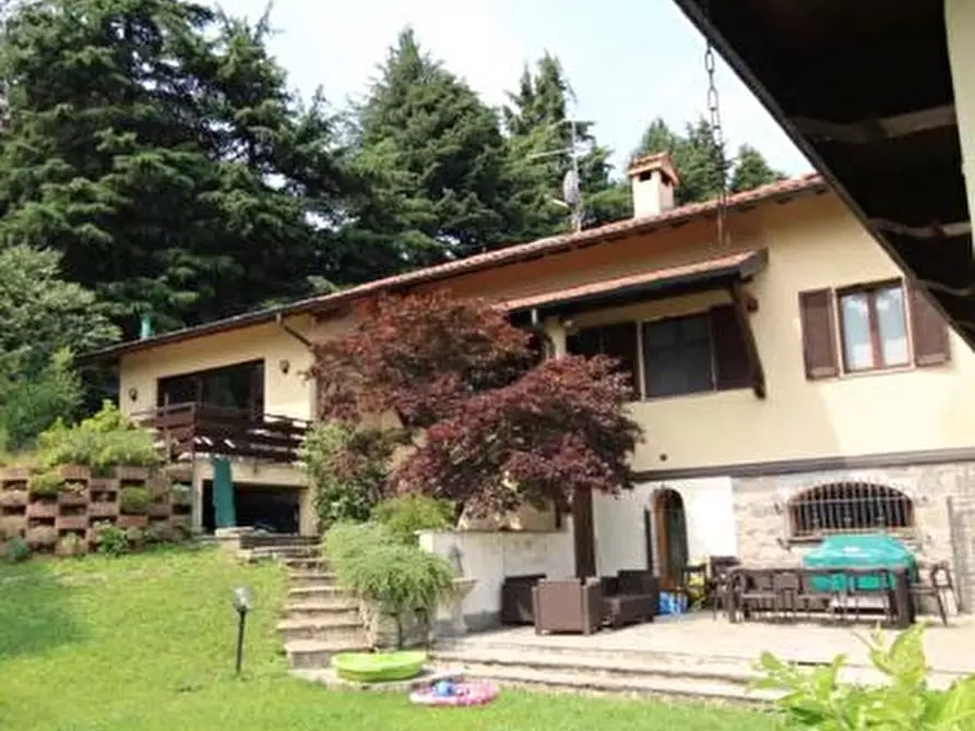 Immagine 1 di Villa in vendita  in Via Libertà a Fino Mornasco