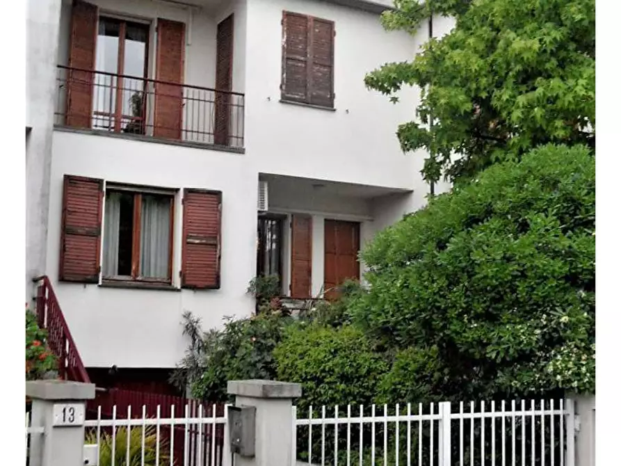Immagine 1 di Villa in vendita  in Via Lago di Albano a Carpi