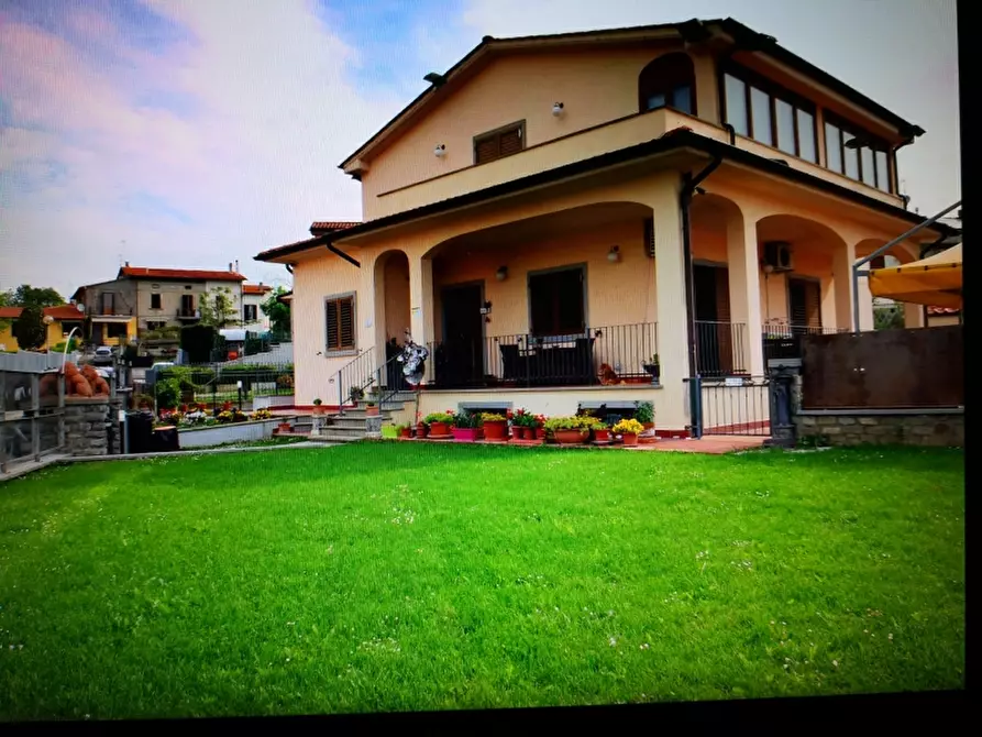 Immagine 1 di Villa in vendita  a Arezzo