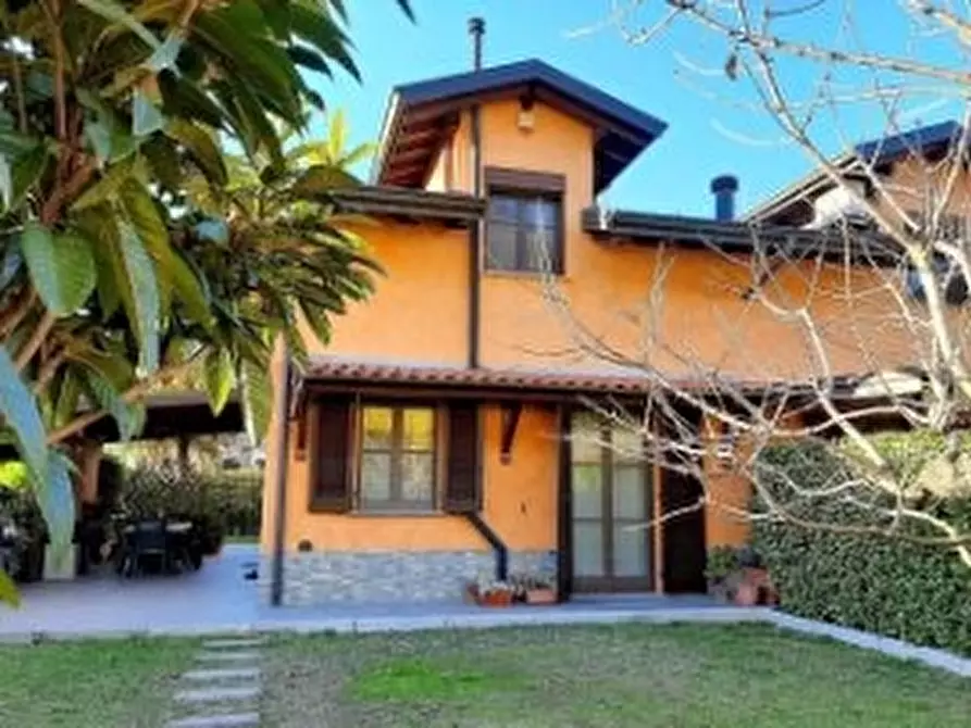 Immagine 1 di Villa in vendita  a Besano