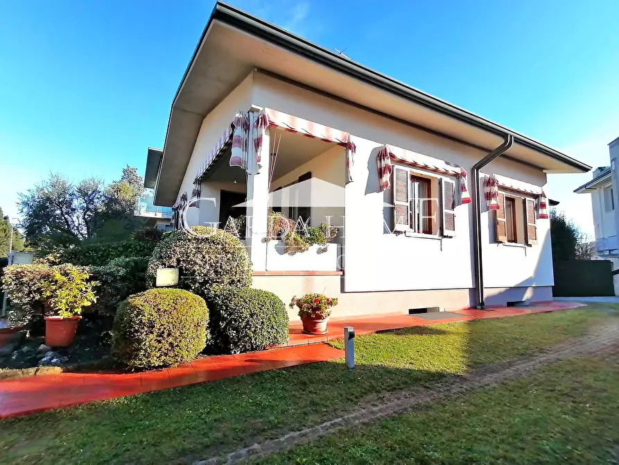 Immagine 1 di Villa in vendita  in via Gramsci a Desenzano Del Garda