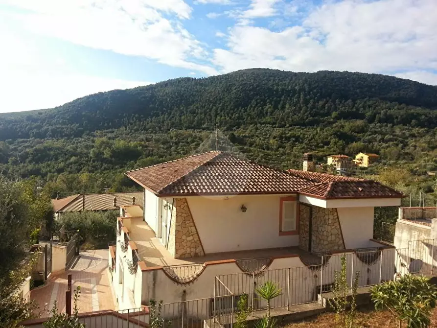 Immagine 1 di Villa in vendita  in VIA CASTAGNA a Formia