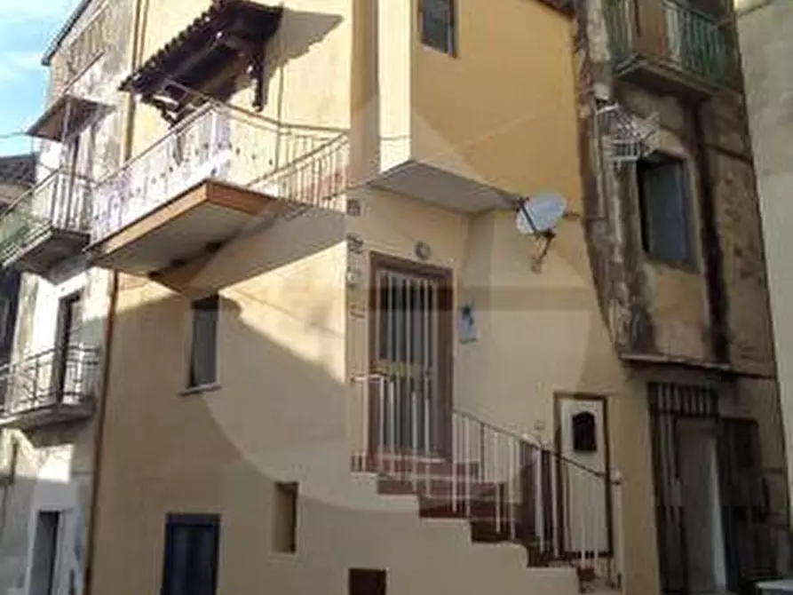 Immagine 1 di Casa indipendente in vendita  in CORSO DEL POPOLO a Minturno