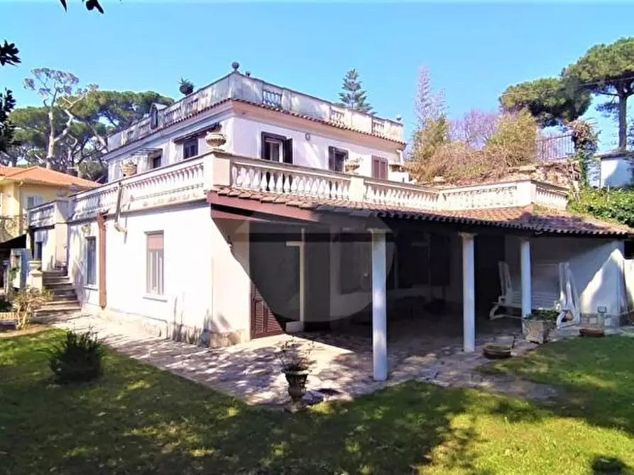 Immagine 1 di Villa in vendita  in VIA CRISTOFORO COLOMBO a Minturno