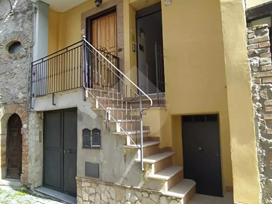 Immagine 1 di Casa indipendente in vendita  in VIA MAESTRA a Minturno
