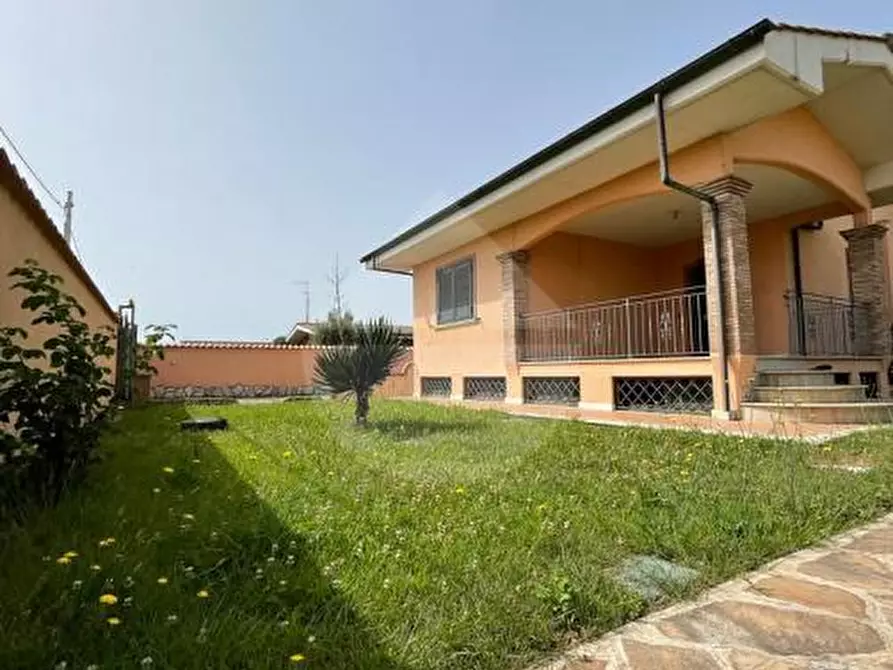 Immagine 1 di Villa in vendita  in Via Pavia a Ardea