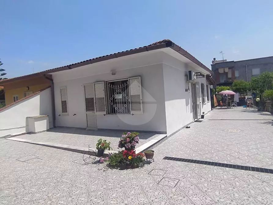 Immagine 1 di Villa in vendita  in VIA BETTINO CRAXI a Minturno