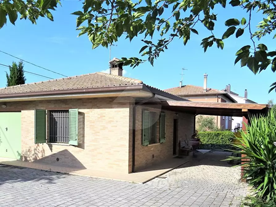 Immagine 1 di Villa in vendita  in Via Serra a Belvedere Ostrense