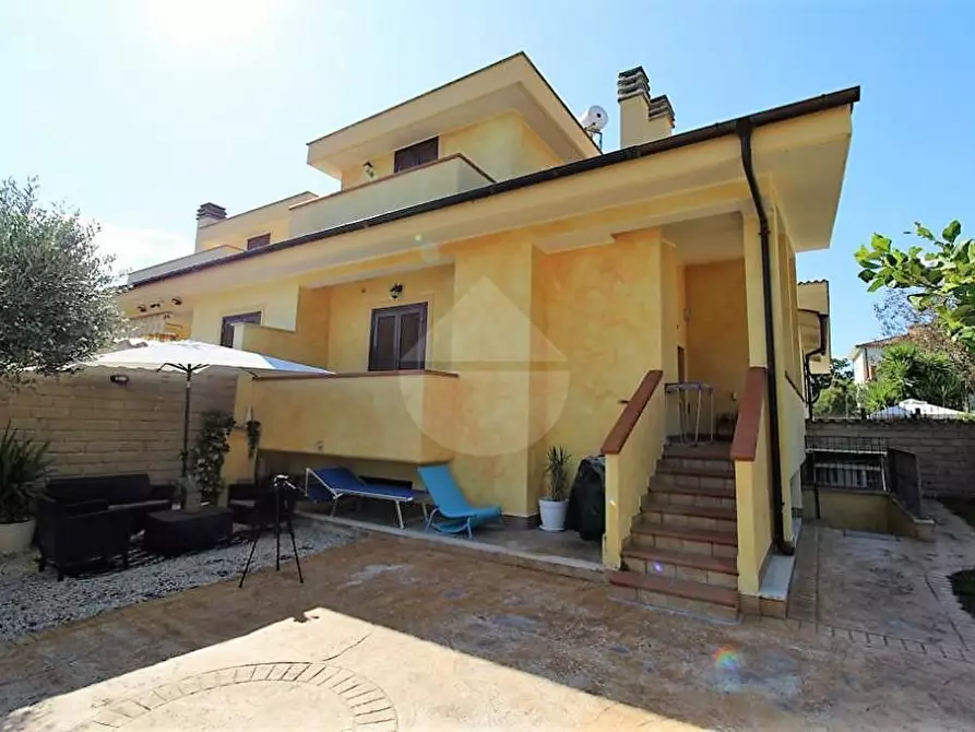Immagine 1 di Casa indipendente in vendita  in Via Ovodda a Fiumicino