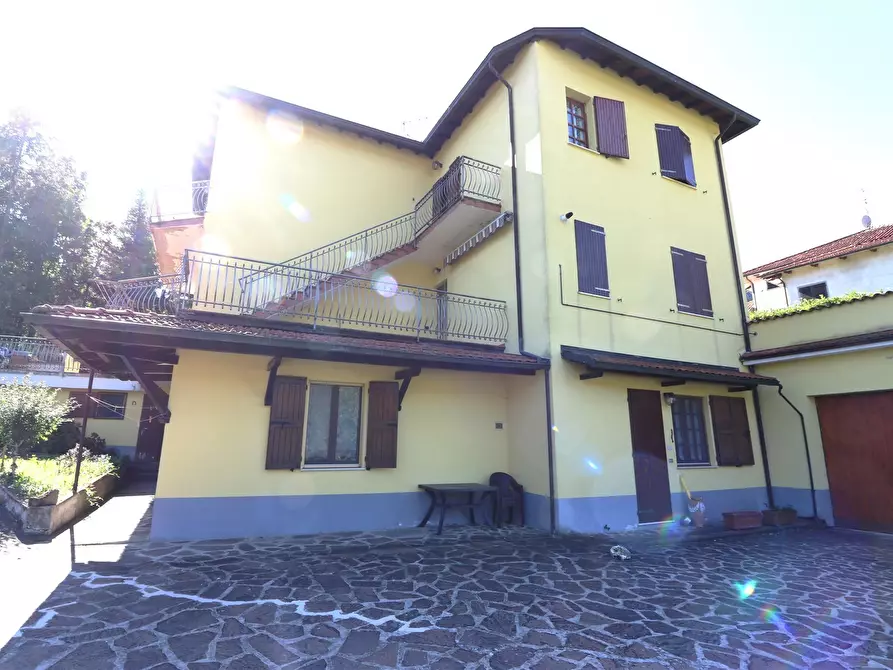 Casa trifamiliare in vendita in Via Giarola 10 a Palanzano
