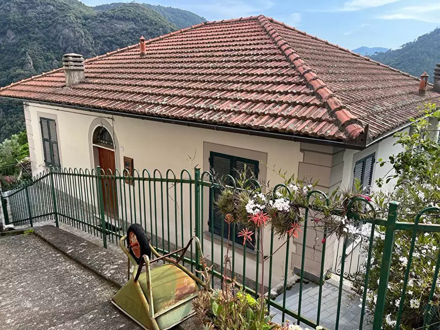 Casa indipendente in vendita in Via Carotole 7 a Castiglione Chiavarese